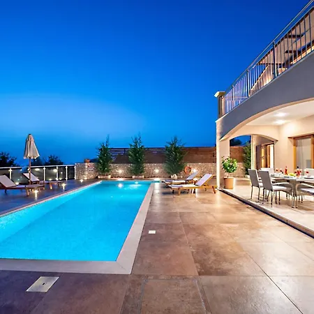 Cleopatra Villa *